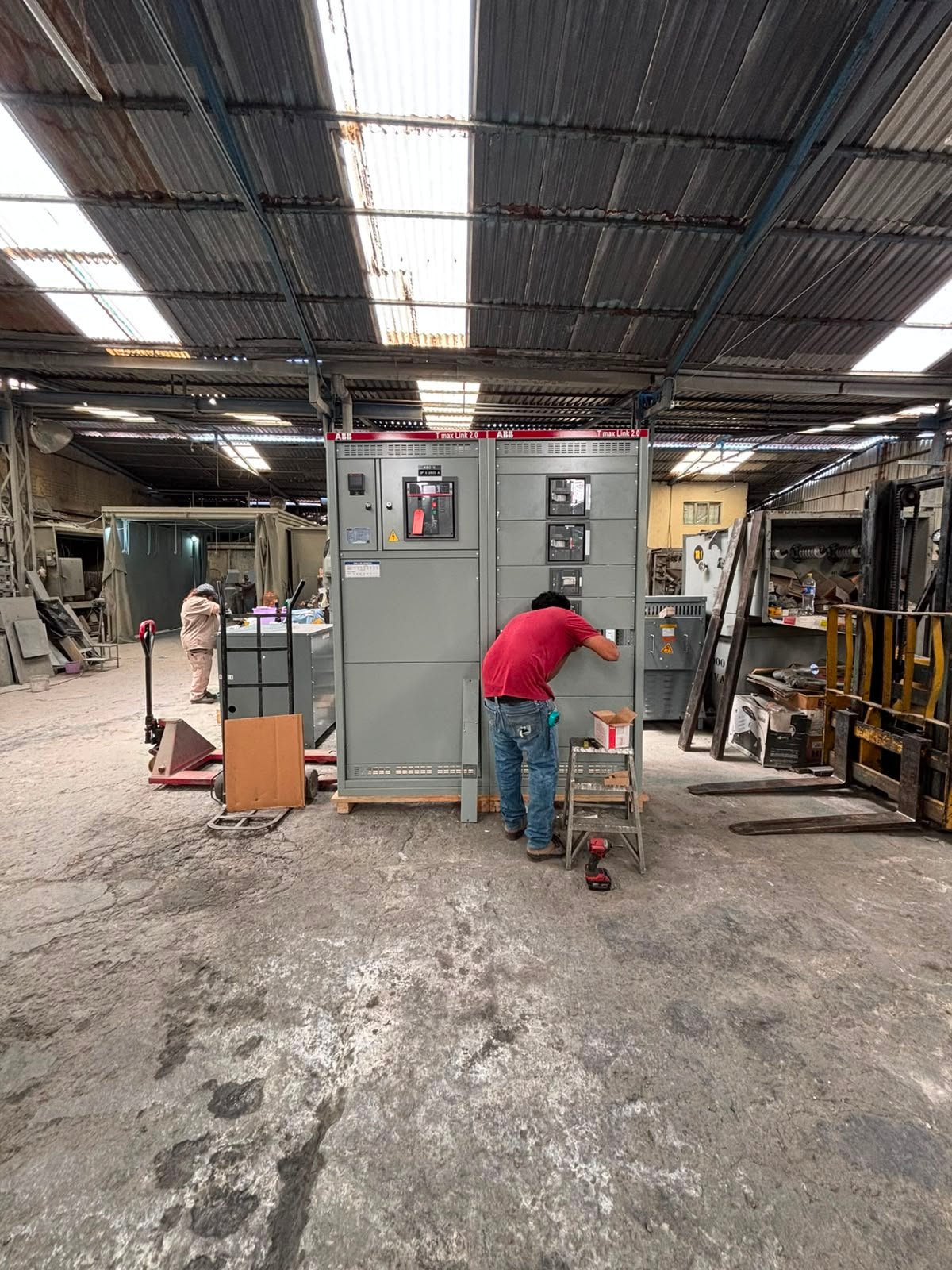 Celdas de subestación en proceso de fabricación